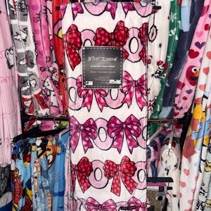 Betsey Johnson Pink and White Bow Pattern Blanket